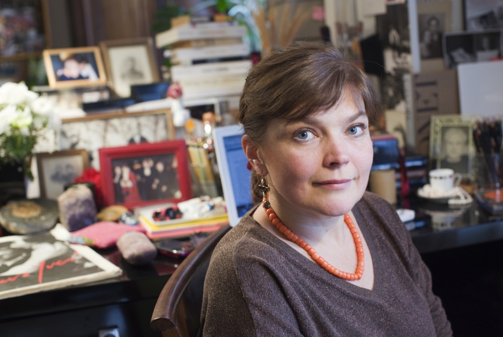 Катя Перцова за рабочим столом