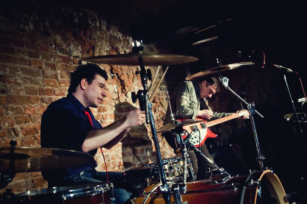 Выступление группы щенки в петербурге. Выступление группы щенки в петербурге. Рок группа собак. Басист группы щенки. Игра в нарушение правил собаки качалова.